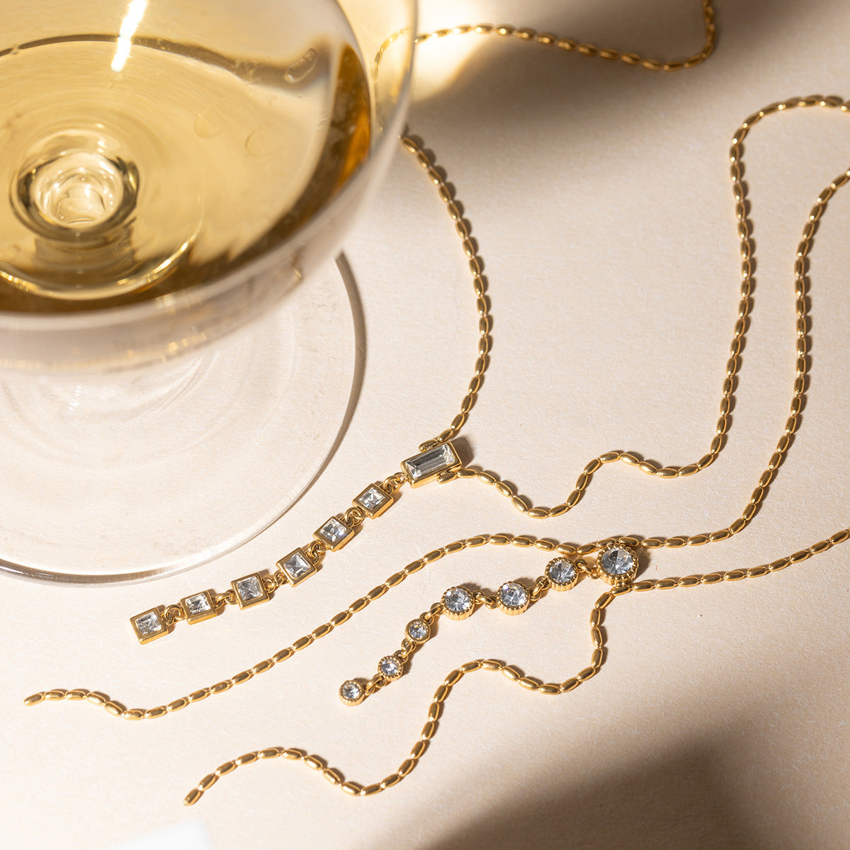 Damen Halskette mit funkelnden Zirkonia-Elementen und verstellbarem Design Shop Nory