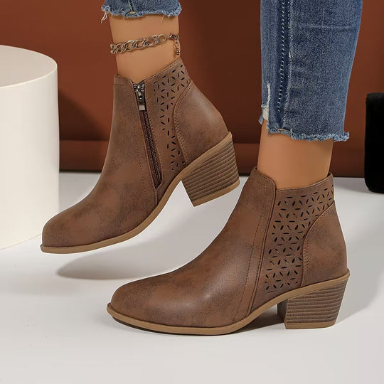 Damen Stiefeletten mit laserperforiertem Blattmuster, Wildlederoptik und mittlerem Blockabsatz Shop Nory