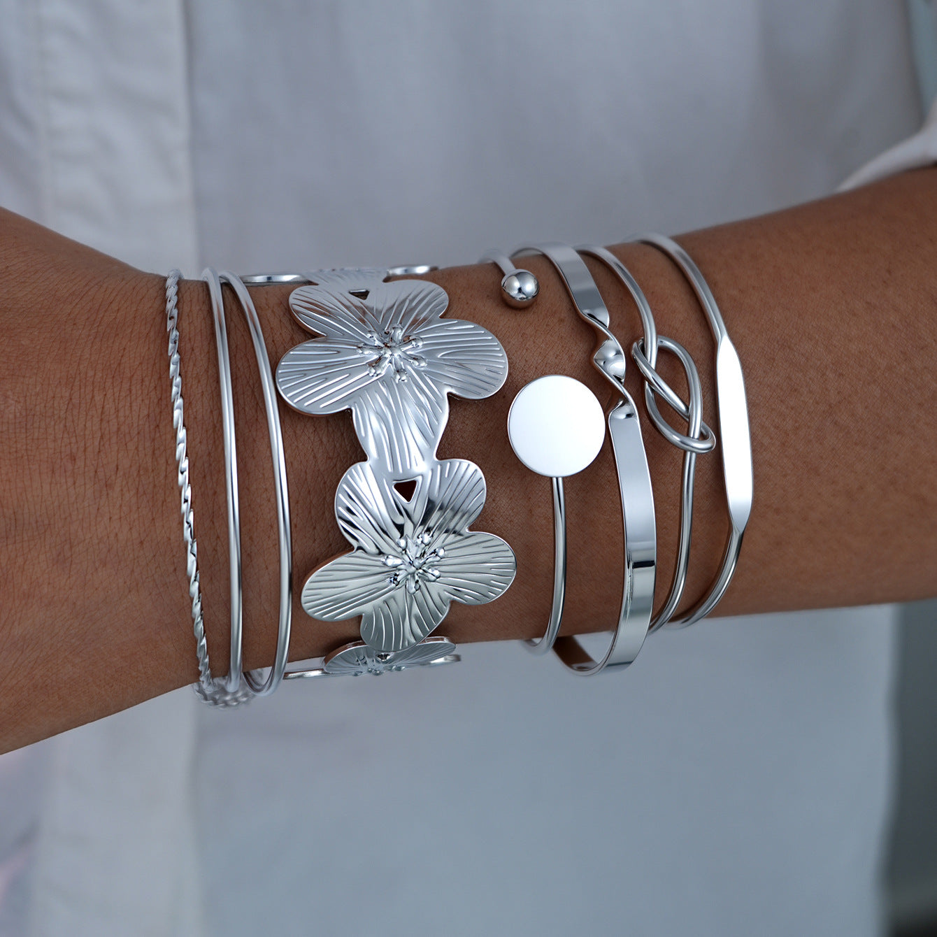 Damen Armreifen-Set mit floralen und minimalistischen Designs Shop Nory