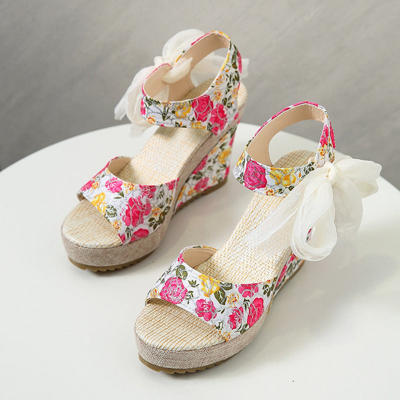 Damen Wedge-Sandaletten mit floralem Design und dekorativem Schleifendetail