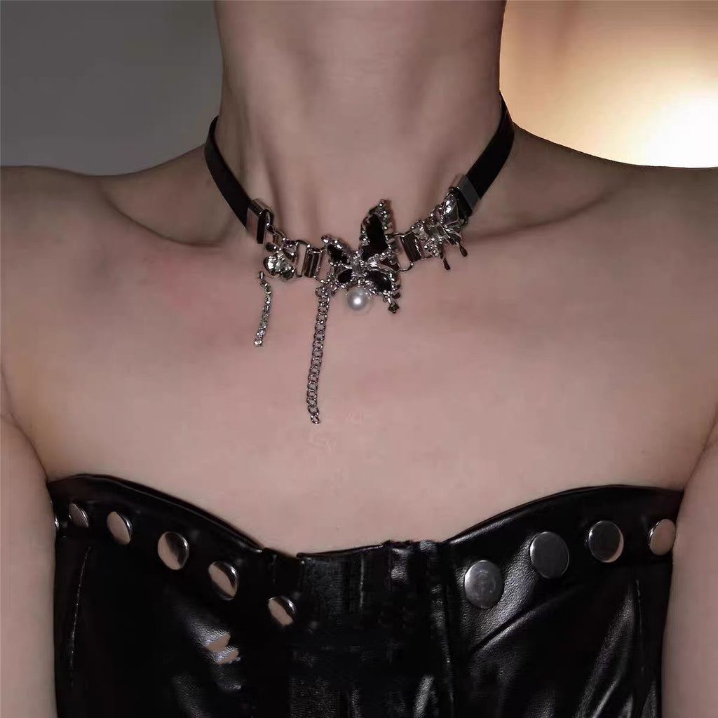 Damen Halsband mit kunstvollem Schmetterlingsanhänger und eleganten Perlenakzenten Shop Nory