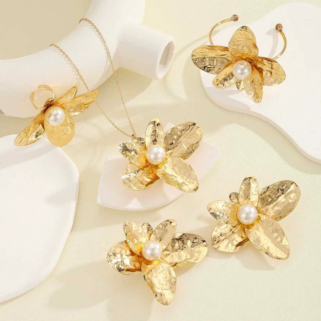 Damen Schmuckset mit floralen Anhängern und Perlenakzenten Shop Nory
