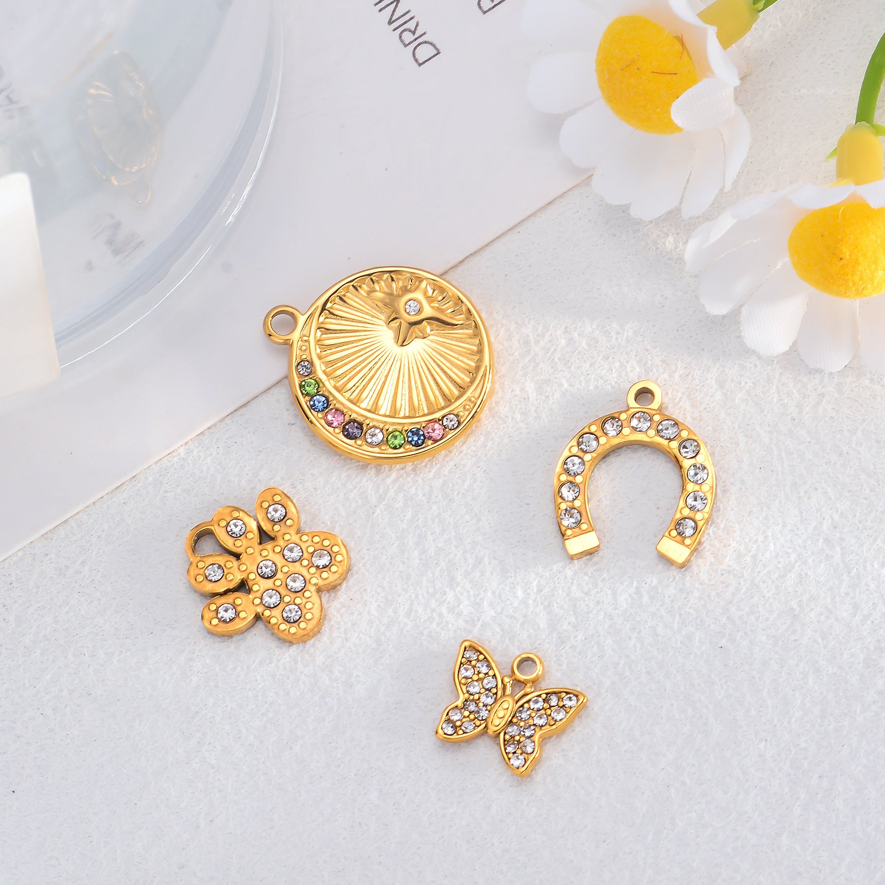 Damen Anhänger mit detaillierter Sonnenscheindesign und bunten Kristallen Shop Nory