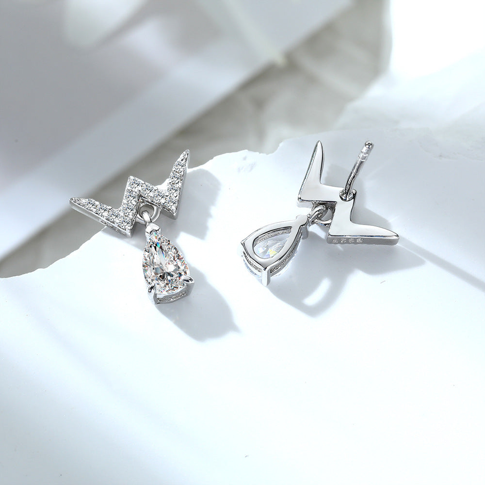 Damen Ohrhänger mit funkelndem Tropfen-Anhänger und exquisiten Zirkonia-Details Shop Nory
