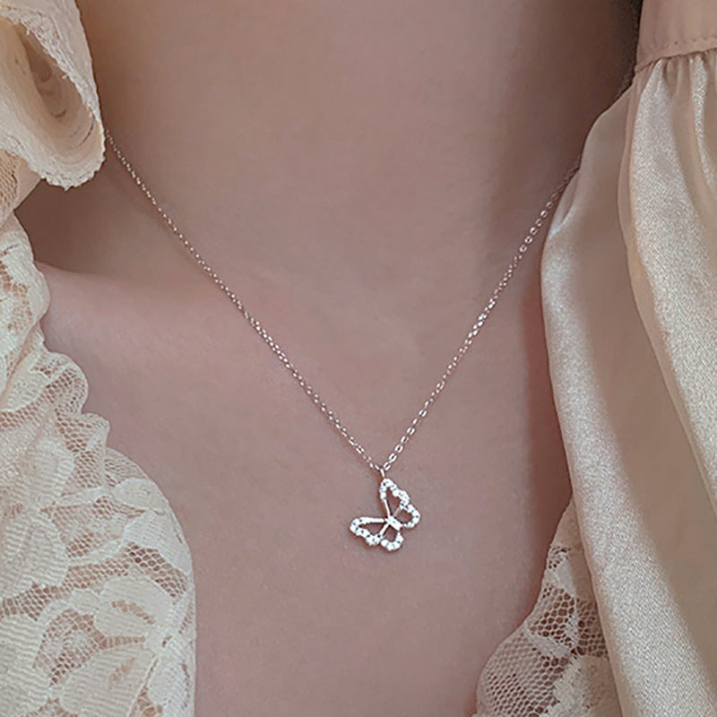 Damen Y-Halskette mit funkelndem Schmetterlingsanhänger und Perlendetails Shop Nory