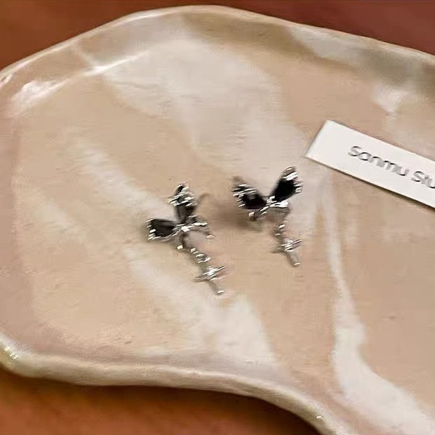 Damen Ohrhänger im eleganten Schmetterlingsdesign mit funkelnden Akzenten Shop Nory