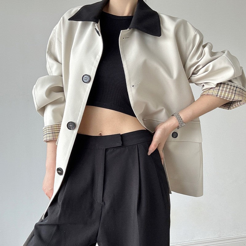 Damen Boxy Kurzjacke im leichten Trenchstil mit Kontrastkragen und kariertem Ärmelaufschlag Shop Nory