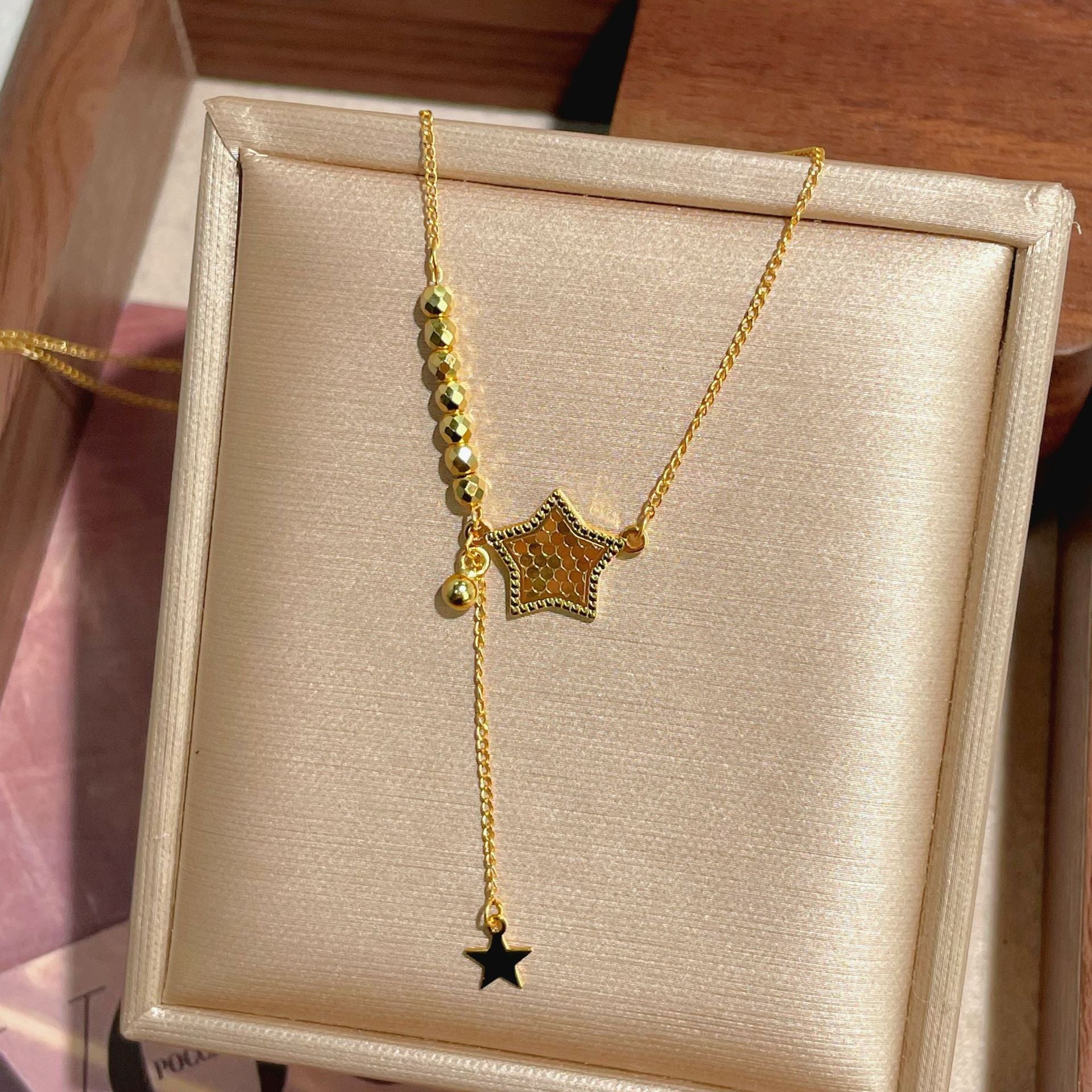 Damen Kette mit funkelndem Sternen-Anhänger und eleganten Akzenten Shop Nory
