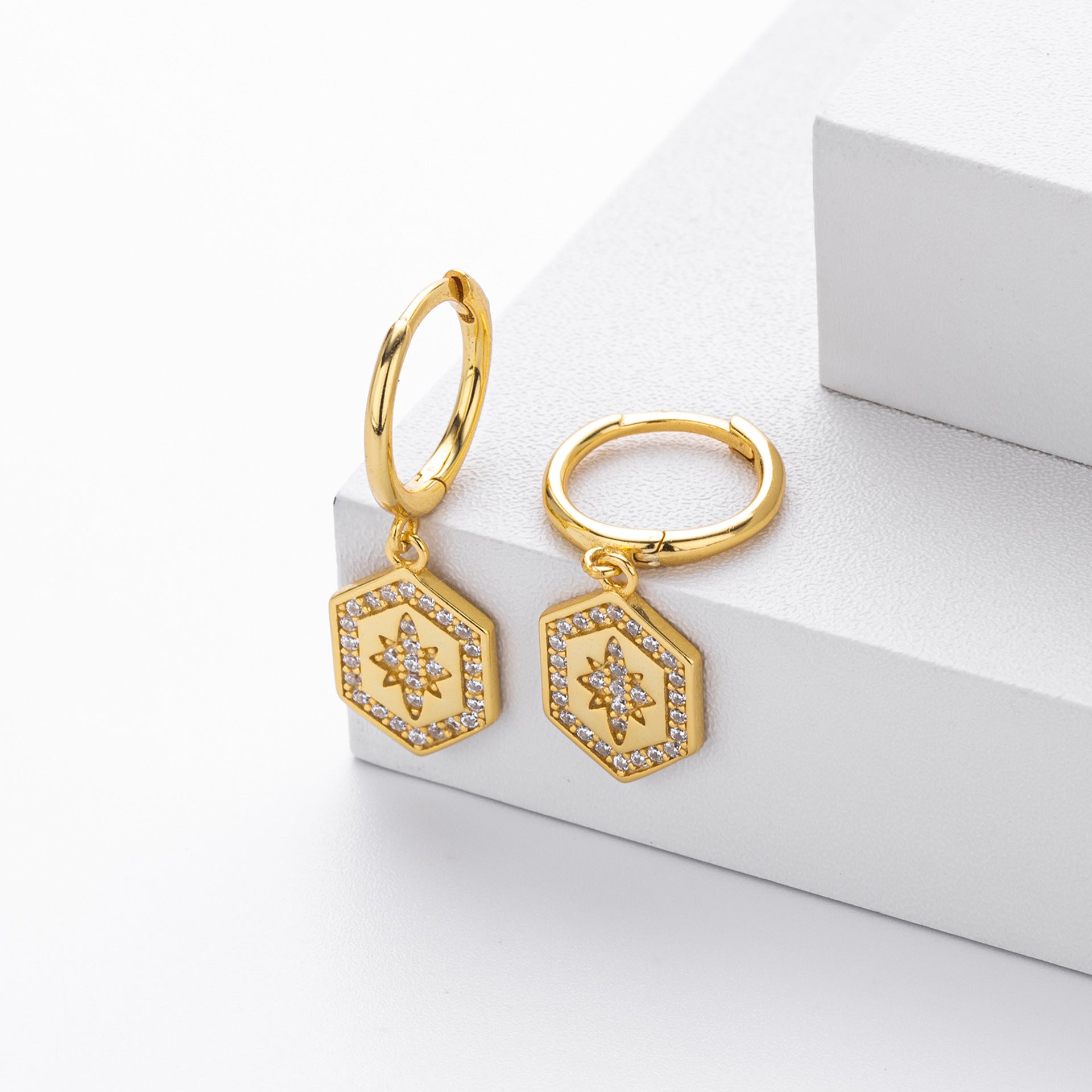 Damen Ohrhänger mit hexagonalem Design und funkelnden Zirkonia Shop Nory