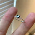 Damen zarter Ring mit herzförmigem Onyx und kunstvollem Banddesign Shop Nory