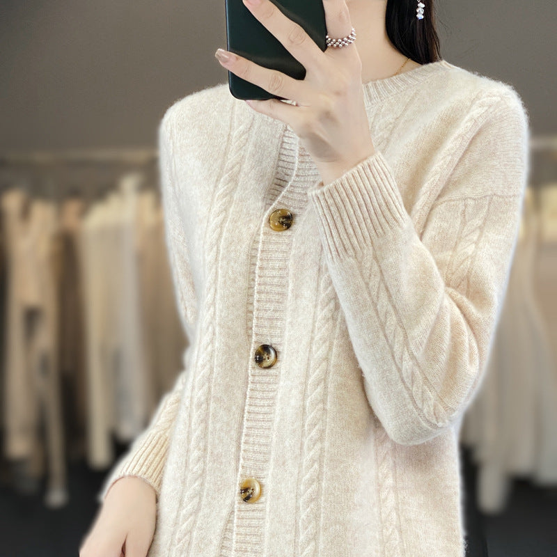 Damen Kaschmirähnlicher Zopfmuster‑Cardigan mit Rundhals und Hornoptikknöpfen Shop Nory