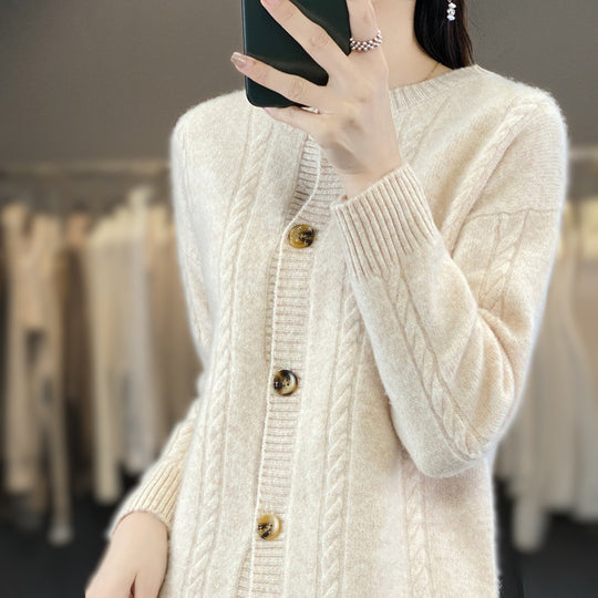 Damen Kaschmirähnlicher Zopfmuster‑Cardigan mit Rundhals und Hornoptikknöpfen Shop Nory