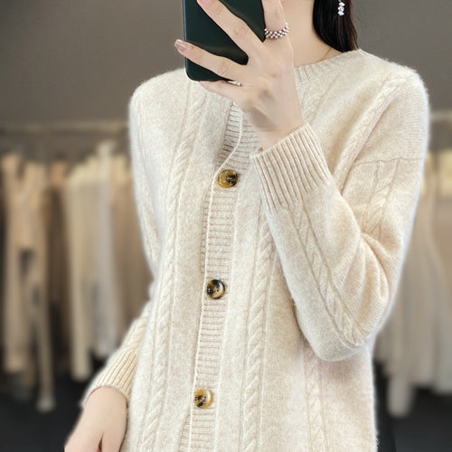 Damen Kaschmirähnlicher Zopfmuster‑Cardigan mit Rundhals und Hornoptikknöpfen Shop Nory