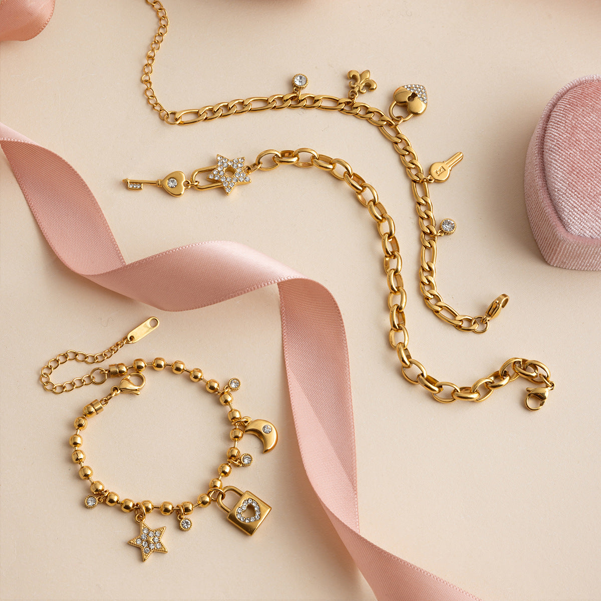 Damen Armband mit funkelnden Anhängern und hypoallergener Edelstahlverarbeitung Shop Nory