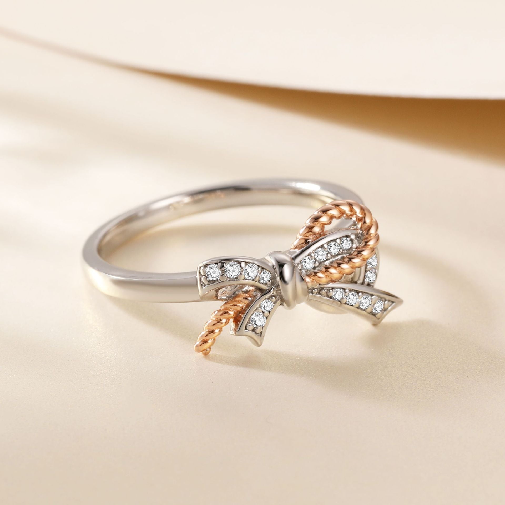 Damenring im eleganten Schleifen-Design mit funkelnden Zirkonia Shop Nory
