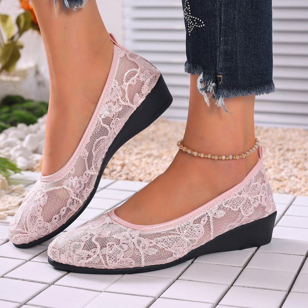 Damen Ballerinas mit filigranem Spitzenbesatz und rutschfester Sohle