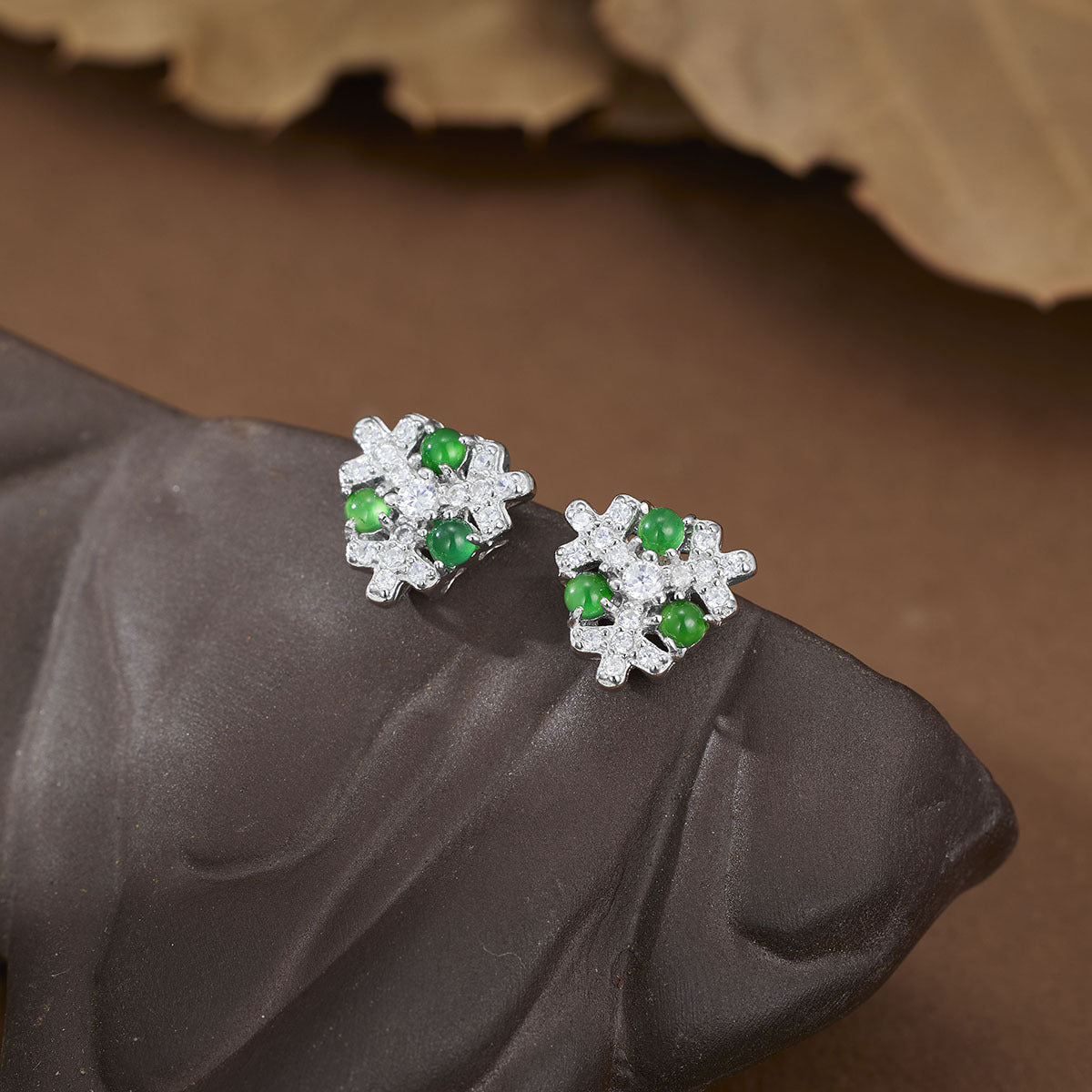 Damen Ohrringe mit grünem Jade-Edelstein und funkelnden Zirkonia Shop Nory