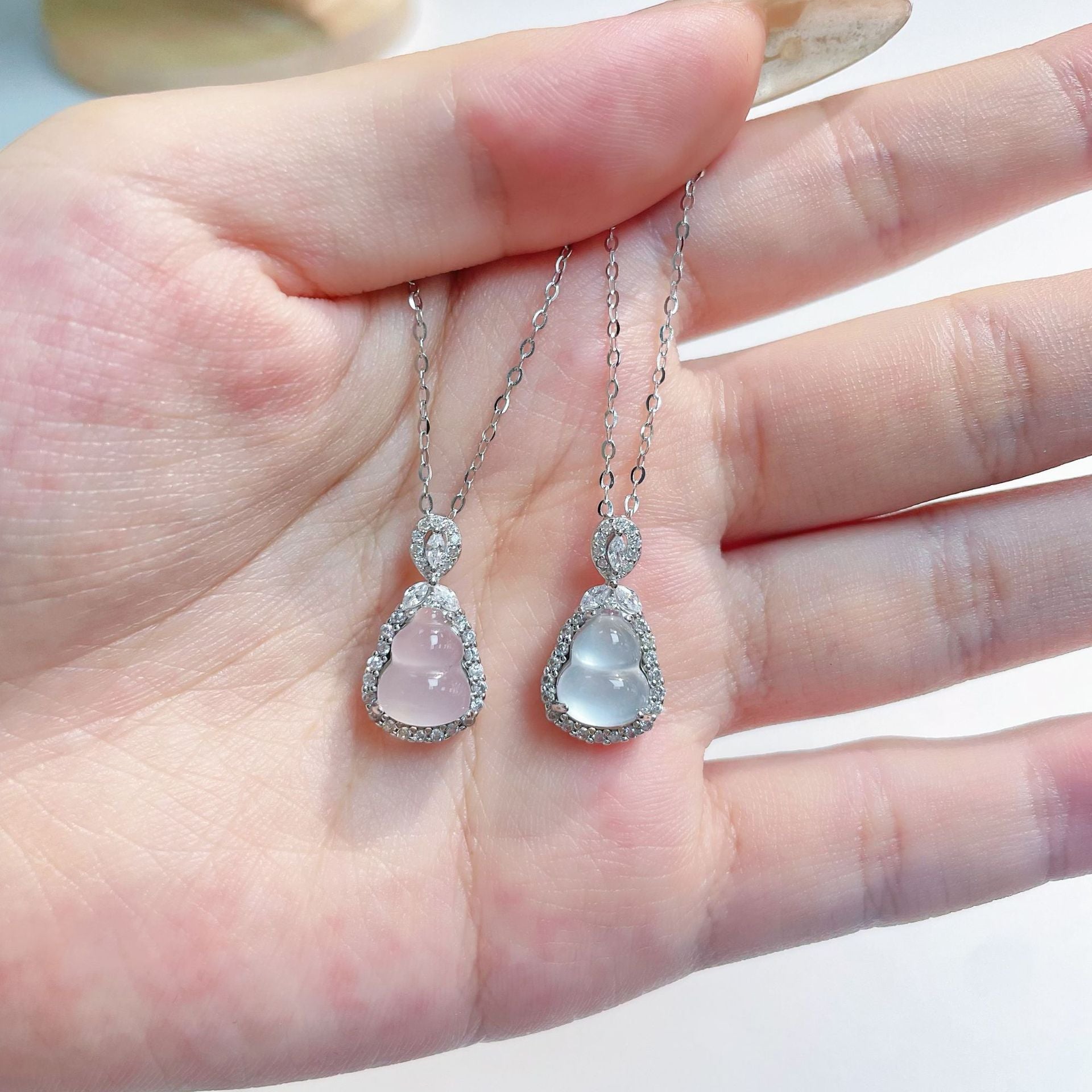 Damen elegante Halskette mit kunstvollem Anhänger und funkelnden Kristallverzierungen Shop Nory