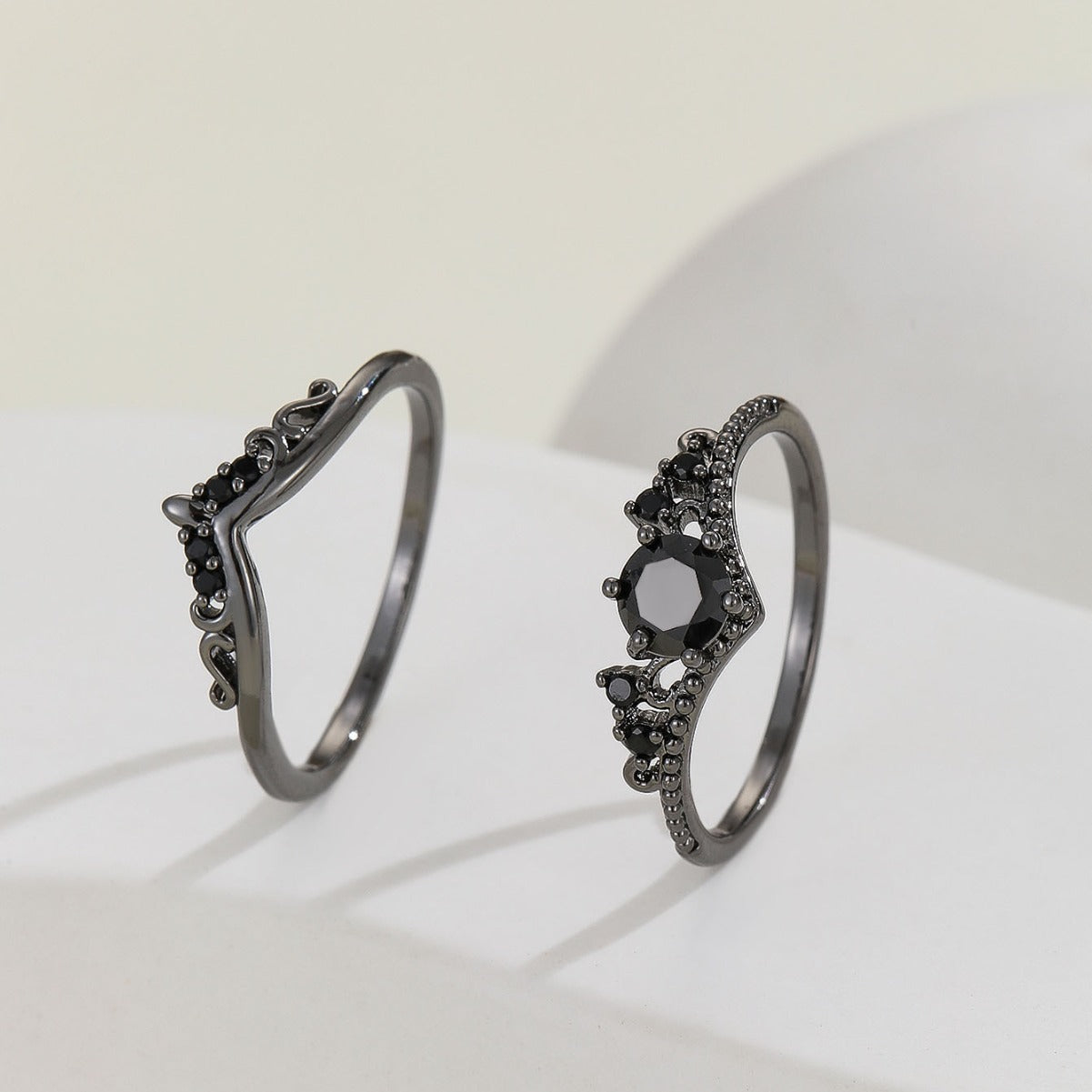 Damen Zierlicher Ring mit funkelndem Stein und filigranem Design Shop Nory