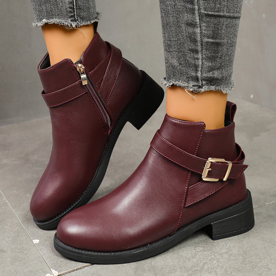 Damen kurze Biker-Stiefelette mit dekorativer Schnallenlasche, seitlichem Reißverschluss und gepolstertem Komfortfußbett Shop Nory