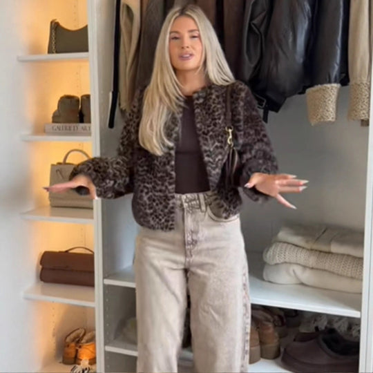 Damen Kurz geschnittener Kunstpelz-Blouson mit Leoprint und kastiger Silhouette Shop Nory