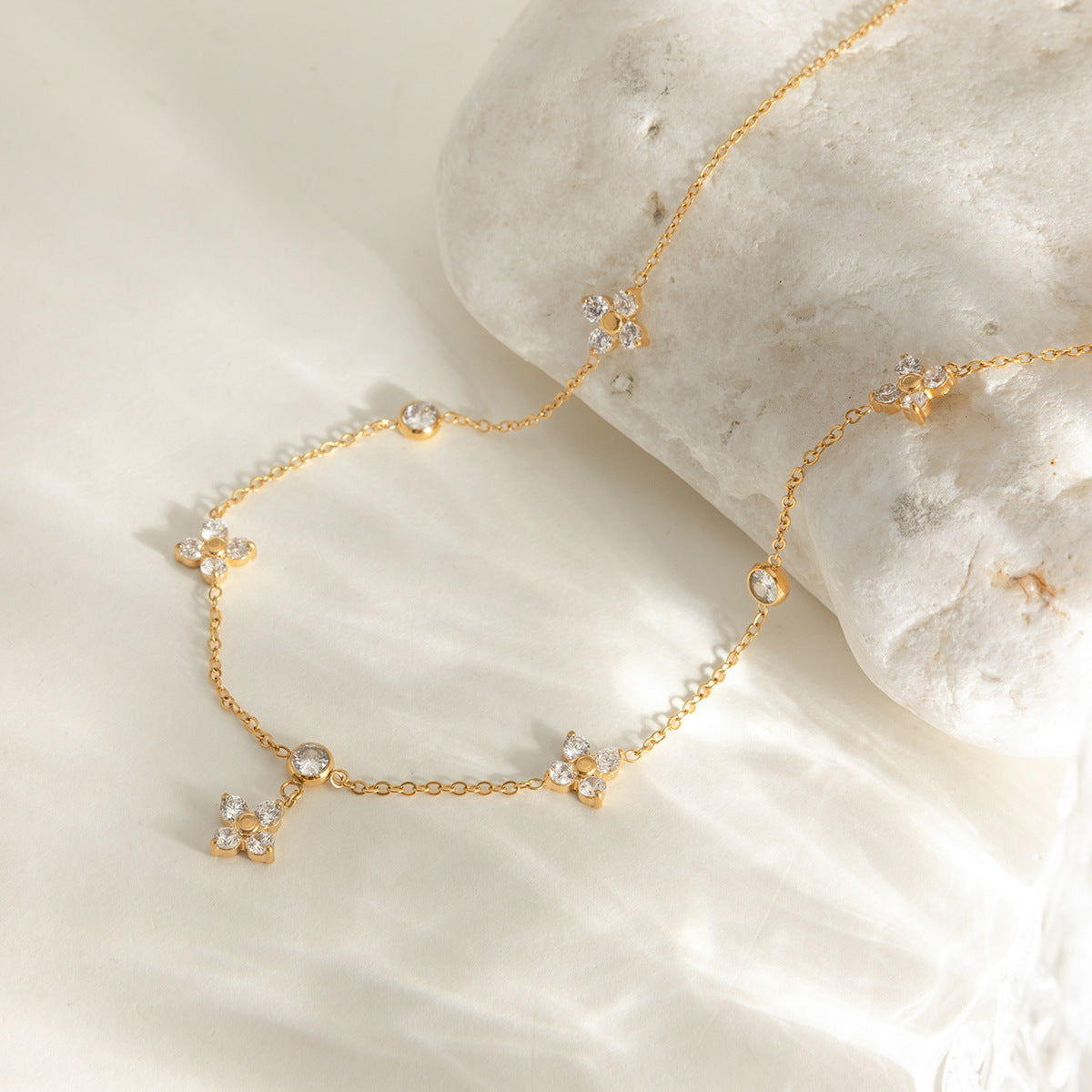 Damen elegante Halskette mit funkelnden Kristallen und verstellbarer Länge Shop Nory