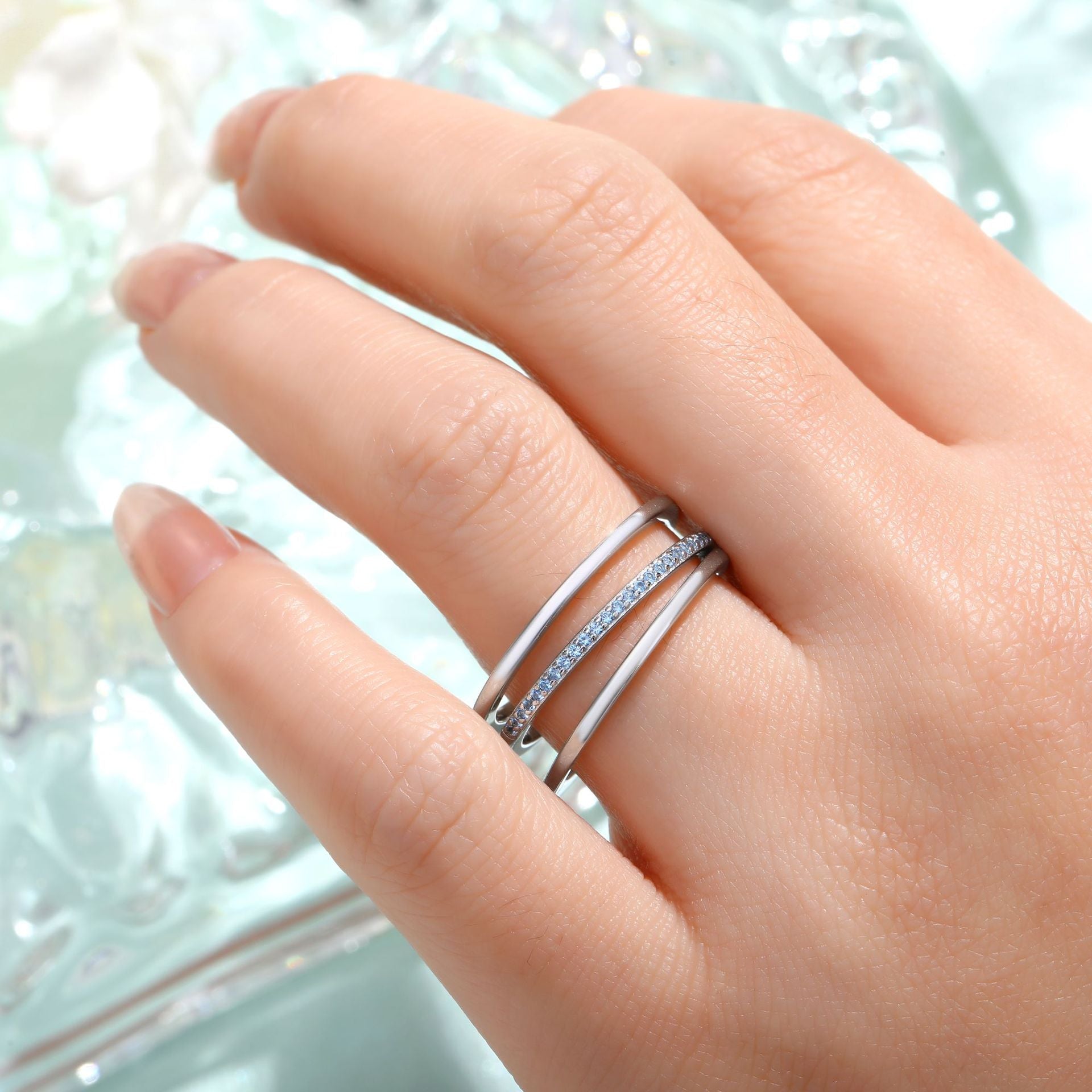 Damen Ring mit geschwungenem Design und funkelnden Zirkonia-Elementen Shop Nory