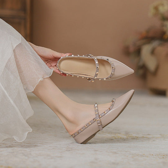 Damen Spitz zulaufende Lack‑Mary‑Jane Ballerina mit gepolstertem Komfortfußbett und Pyramidennieten Shop Nory