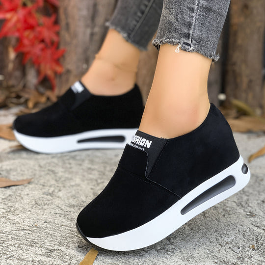 Damen Slip-On Wedge-Sneaker mit verstecktem Keil, Microvelours-Obermaterial und seitlicher Luftkammer Shop Nory