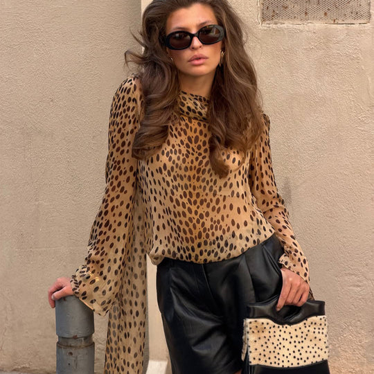 Damen Transparente Chiffon-Bluse mit langem Schalkragen und Animal-Print Shop Nory