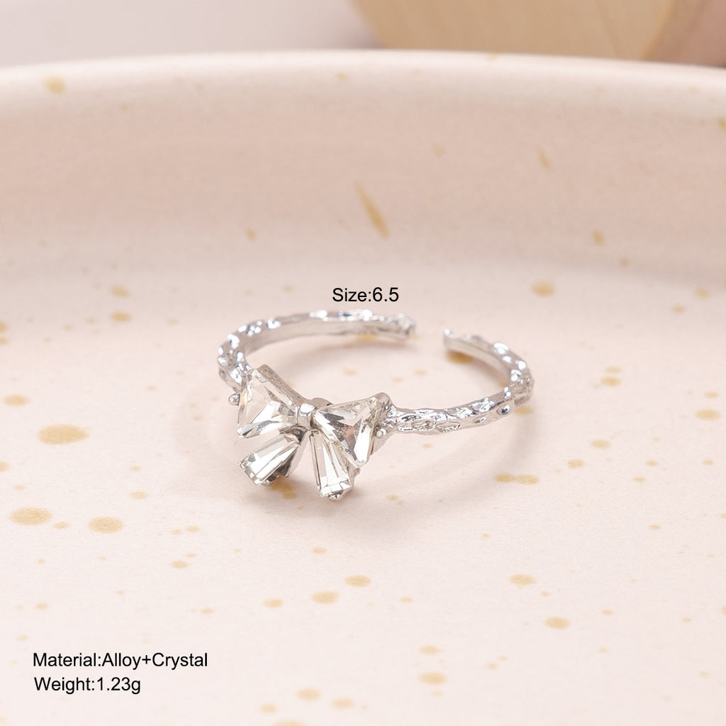 Damenring mit floralem Design und funkelnden Zirkonia Shop Nory 1781548637