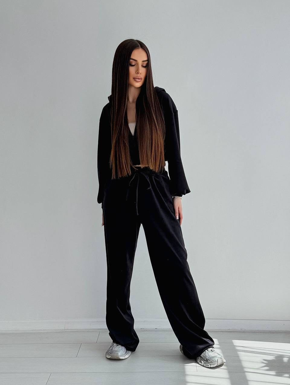Damen Zweiteiliges Samt-Loungewear-Set mit Cropped-Zipjacke und weiter High-Waist-Sweathose Shop Nory