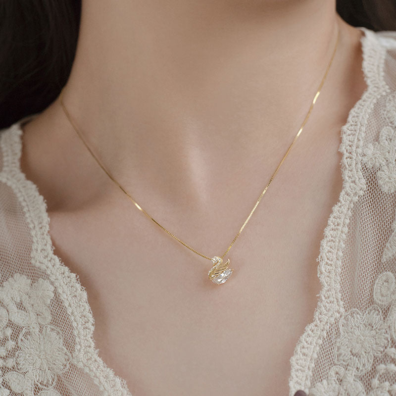 Damen Halskette mit kunstvollem Schwan-Design und funkelnden Kristallelementen Shop Nory