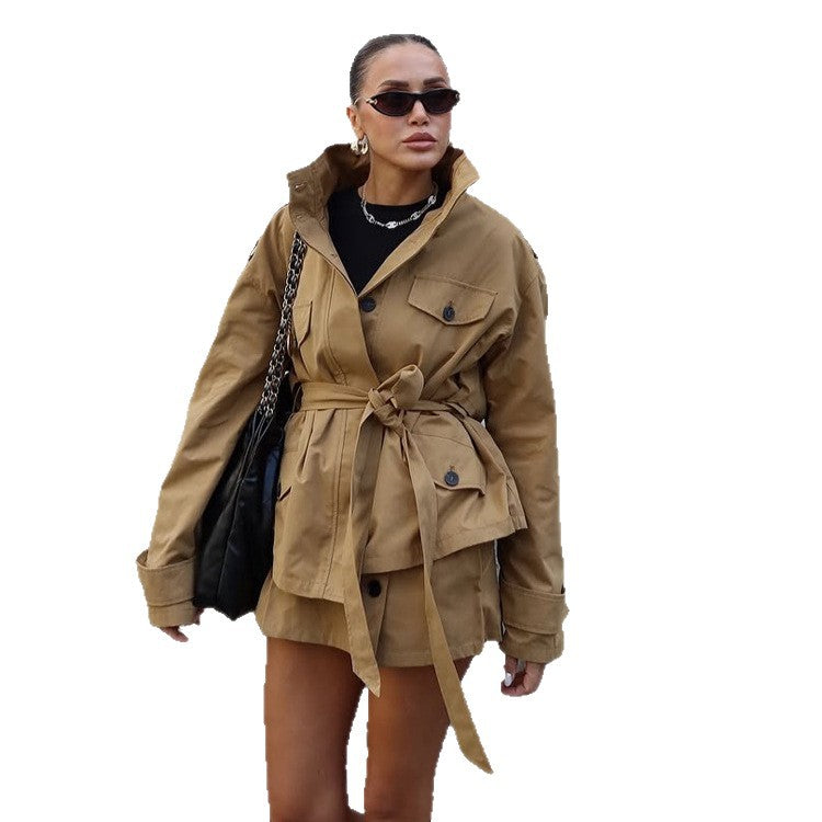 Damen Taillierte Utility-Jacke mit Bindegürtel, hohem Stehkragen und Pattentaschen Shop Nory