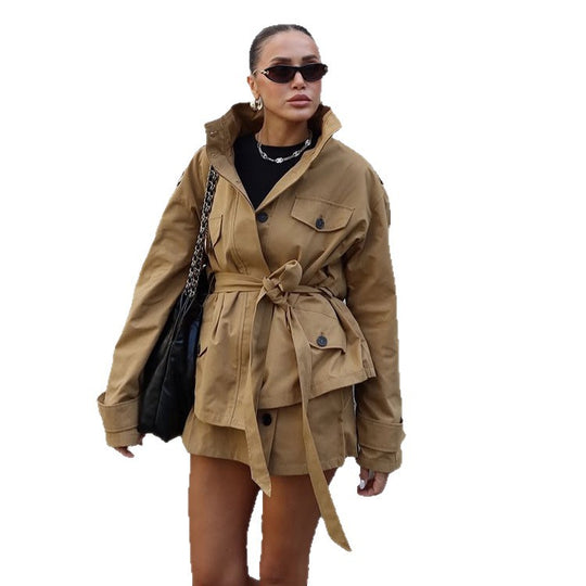 Damen Taillierte Utility-Jacke mit Bindegürtel, hohem Stehkragen und Pattentaschen Shop Nory