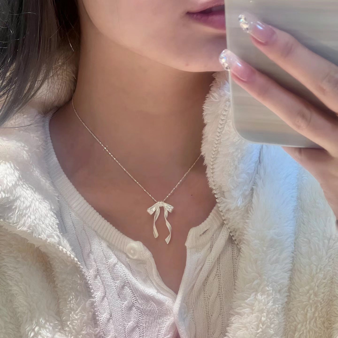 Damen Halskette mit kunstvollem Schleifenanhänger aus hochwertigem Material Shop Nory