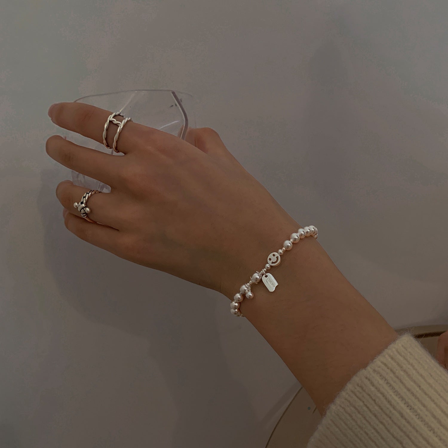 Damen Armreif mit verspieltem Smiley-Anhänger und Perlen Shop Nory