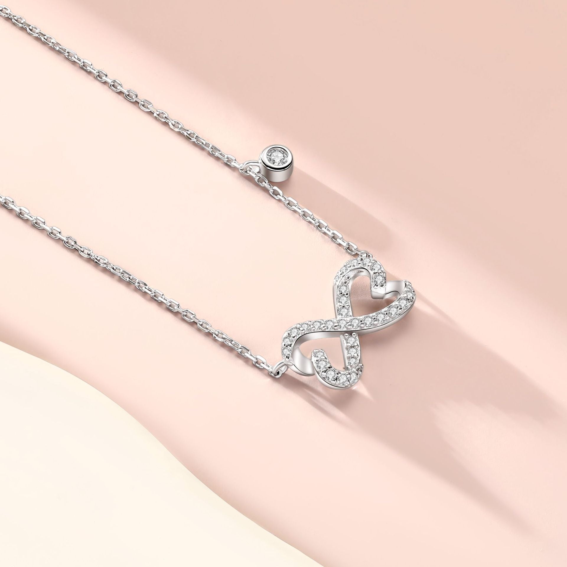 Damen Halskette mit modernem Unendlichkeitssymbol und funkelnden Zirkonia Shop Nory
