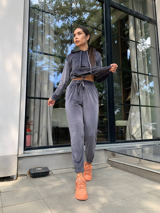 Damen Samt-Loungewear-Set mit kurz geschnittener Kapuzenjacke und Kordelzug-Jogginghose Shop Nory