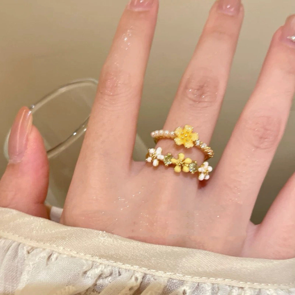 Damen Ring mit floralen Ziersteinen und funkelndem Design Shop Nory
