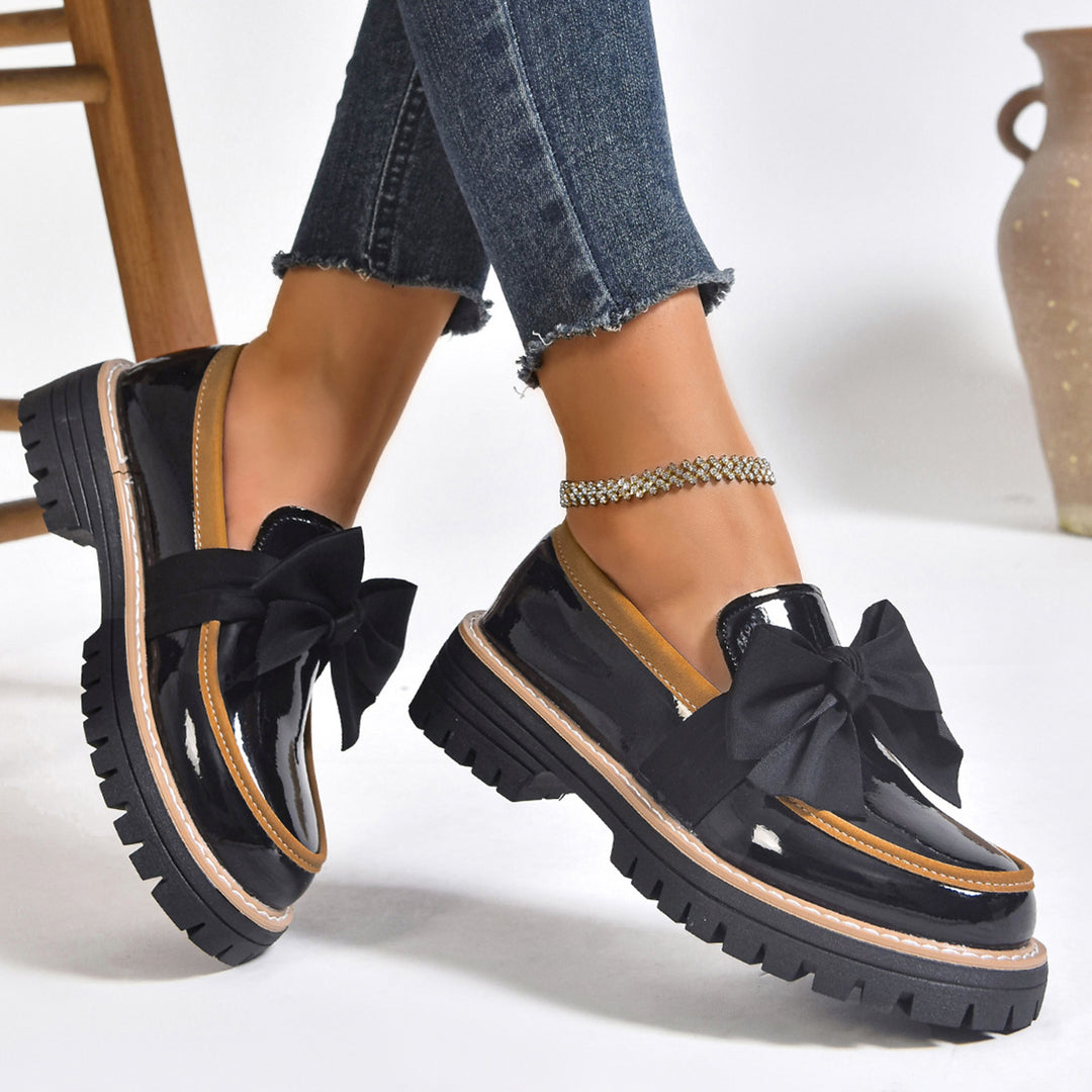 Damen Plateau-Loafer aus Lacklederoptik mit profilierter Gummisohle und Zierschleife Shop Nory