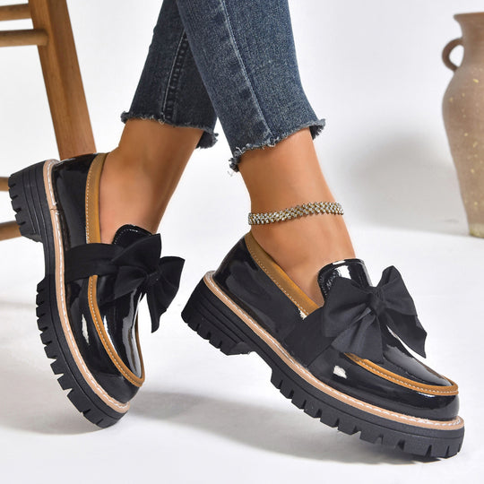 Damen Plateau-Loafer aus Lacklederoptik mit profilierter Gummisohle und Zierschleife Shop Nory