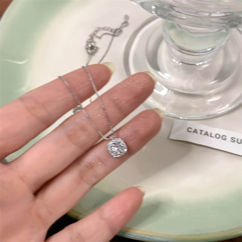 Damen Halskette mit funkelndem Zirkonia-Anhänger und elegantem Design Shop Nory