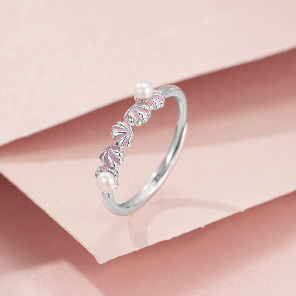 Damen Ring mit perlenschmückendem Blütenmotiv und filigraner Goldverzierung Shop Nory