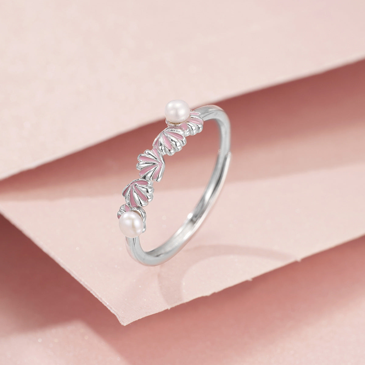Damen Ring mit perlenschmückendem Blütenmotiv und filigraner Goldverzierung Shop Nory