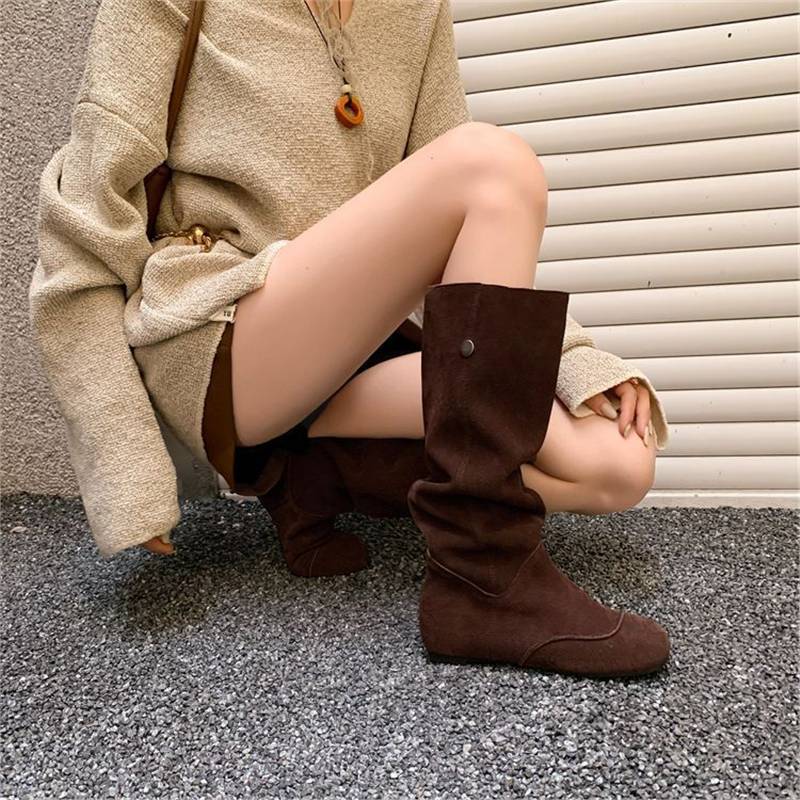 Damen Slouch‑Stiefel aus Velours mit entspannter Schaftform und flacher Komfortsohle Shop Nory