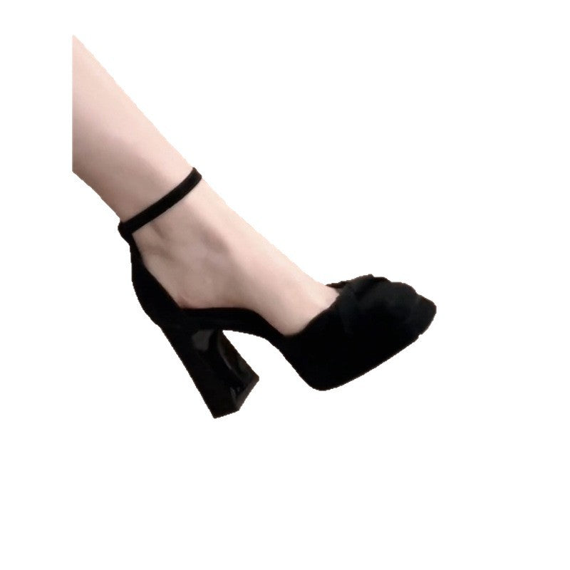 Damen Samtpumps mit gerafftem Knoten‑Vamp, Knöchelriemen und sculpted Blockabsatz Shop Nory
