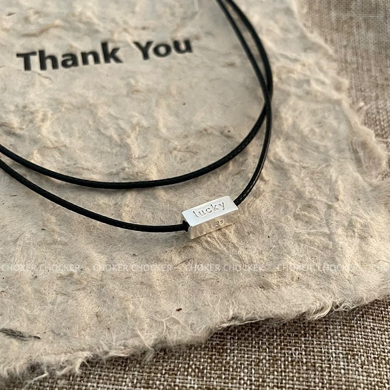 Damen Choker-Halskette mit graviertem "lucky" Anhänger aus hochwertigem Material Shop Nory