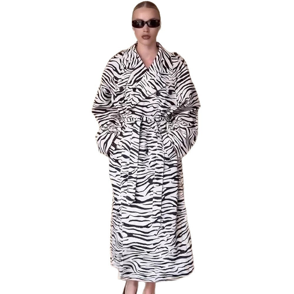 Damen Maxilanger Trenchcoat im Animal-Print mit voluminösem Schalkragen, bindegürtel und kastiger Silhouette Shop Nory