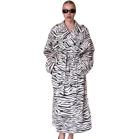 Damen Maxilanger Trenchcoat im Animal-Print mit voluminösem Schalkragen, bindegürtel und kastiger Silhouette Shop Nory